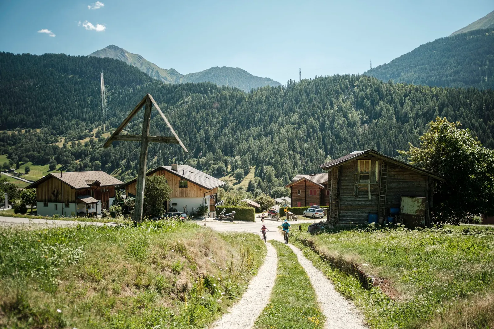 Mountainbike-Familie beim Holzkreuz in Lax